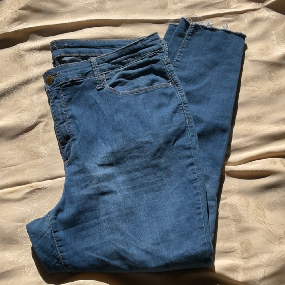 Universal Thread Blue High Rise Skinny Jeans. Size 18